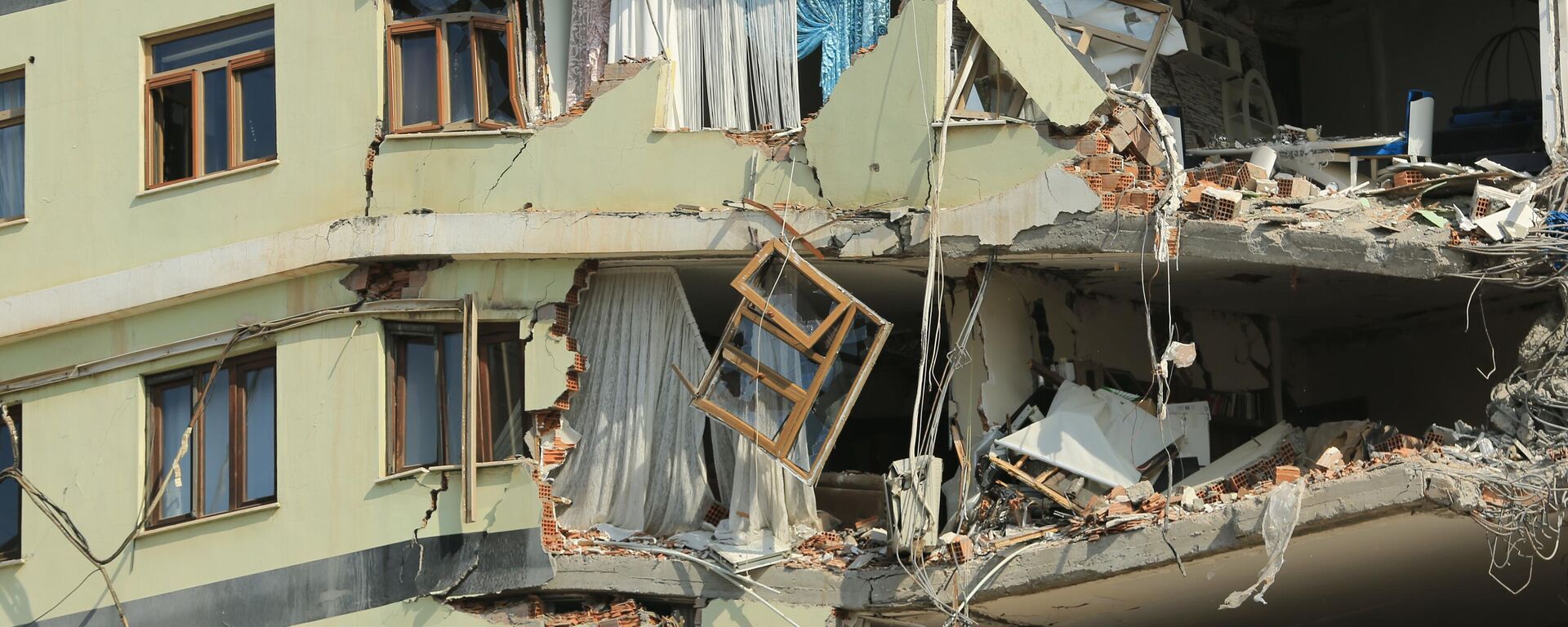 Diyarbakır'da ağır hasarlı Galeria İş Merkezi ve üstündeki sitenin yıkımına başlandı - Sputnik Türkiye, 1920, 22.02.2023