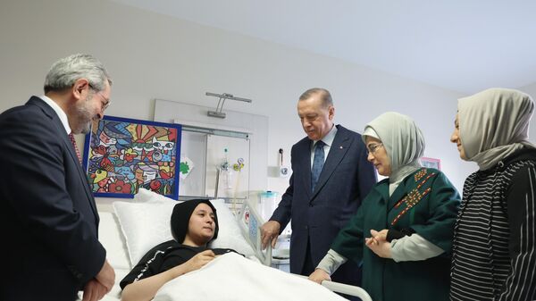 Cumhurbaşkanı Recep Tayyip Erdoğan ve eşi Emine Erdoğan, Kahramanmaraş merkezli depremin 248. saatinde enkazdan kurtarılan ve tedavi edilen Aleyna Ölmez (sol 2) ve diğer yaralıları Ankara Üniversitesi Tıp Fakültesi Çocuk Hastanesi'nde ziyaret etti.
 - Sputnik Türkiye