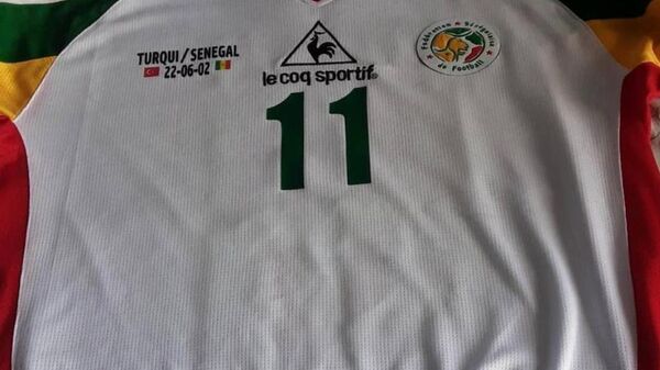 Senegalli eski milli futbolcular El Hadji Diouf ve Aliou Cisse, 2002 Dünya Kupası'nda Türkiye maçında giydikleri formalarını, Türkiye'de top koşturmuş Demba Ba da Başakşehir formasını depremzedeler yararına bağışladı.
 - Sputnik Türkiye