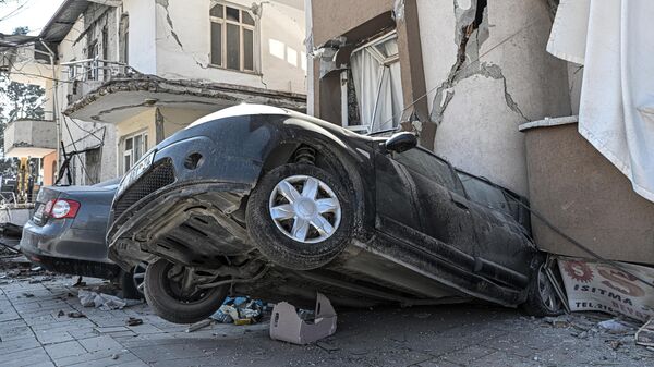 Depremlerde evlerini ve eşyalarını kaybeden vatandaşlar nakit ihtiyaçlarını karşılamak için hasarlı otomobillerini satışa çıkarıyor. - Sputnik Türkiye