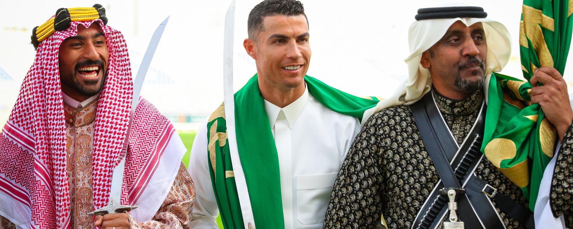 Suudi Arabistan'ın 296. yaşını kutladığı Kuruluş Günü etkinliklerine formasını giydiği Al Nassr takımının futbolcularıyla katılan eli kılıçlı Cristiano Ronaldo 
 - Sputnik Türkiye, 1920, 20.04.2023