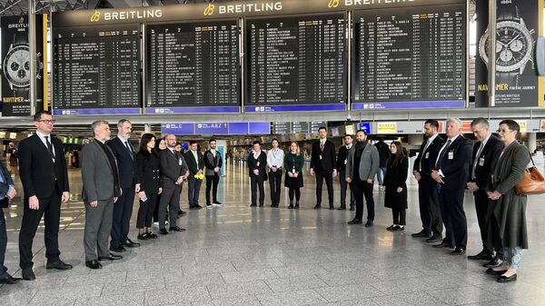 Frankfurt Havaalanı'nda depremzedeler için saygı duruşunda bulunuldu - Sputnik Türkiye