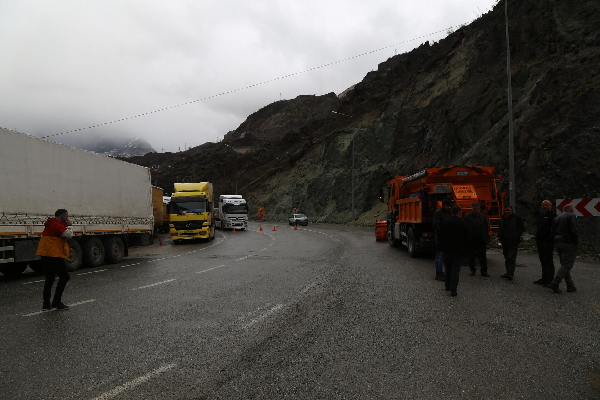 Artvin-Erzurum karayolu üzerinde meydana gelen heyelan nedeniyle bölgede inceleme yapan Artvin Valisi Yılmaz Doruk'un açıklama yaptığı sırada 2. kez heyelan meydana geldi.  - Sputnik Türkiye, 1920, 23.02.2023