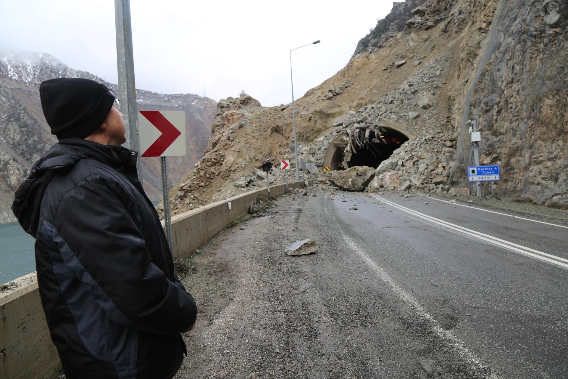 Artvin-Erzurum karayolu üzerinde meydana gelen heyelan nedeniyle bölgede inceleme yapan Artvin Valisi Yılmaz Doruk'un açıklama yaptığı sırada 2. kez heyelan meydana geldi.  - Sputnik Türkiye, 1920, 23.02.2023