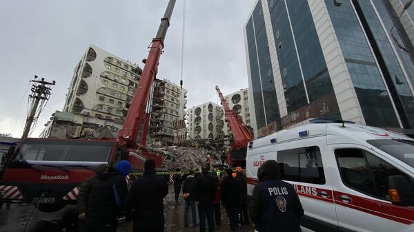 Diyarbakır'da hasarlı binaların yıkım işlemi, Diyarbakır Barosu'nun ileride hukuki ve cezai sorumluluk açısından hak kayıplarına sebebiyet vermemesi için 1. Sulh Hukuk Mahkemesine yaptığı başvuru ile durduruldu. - Sputnik Türkiye