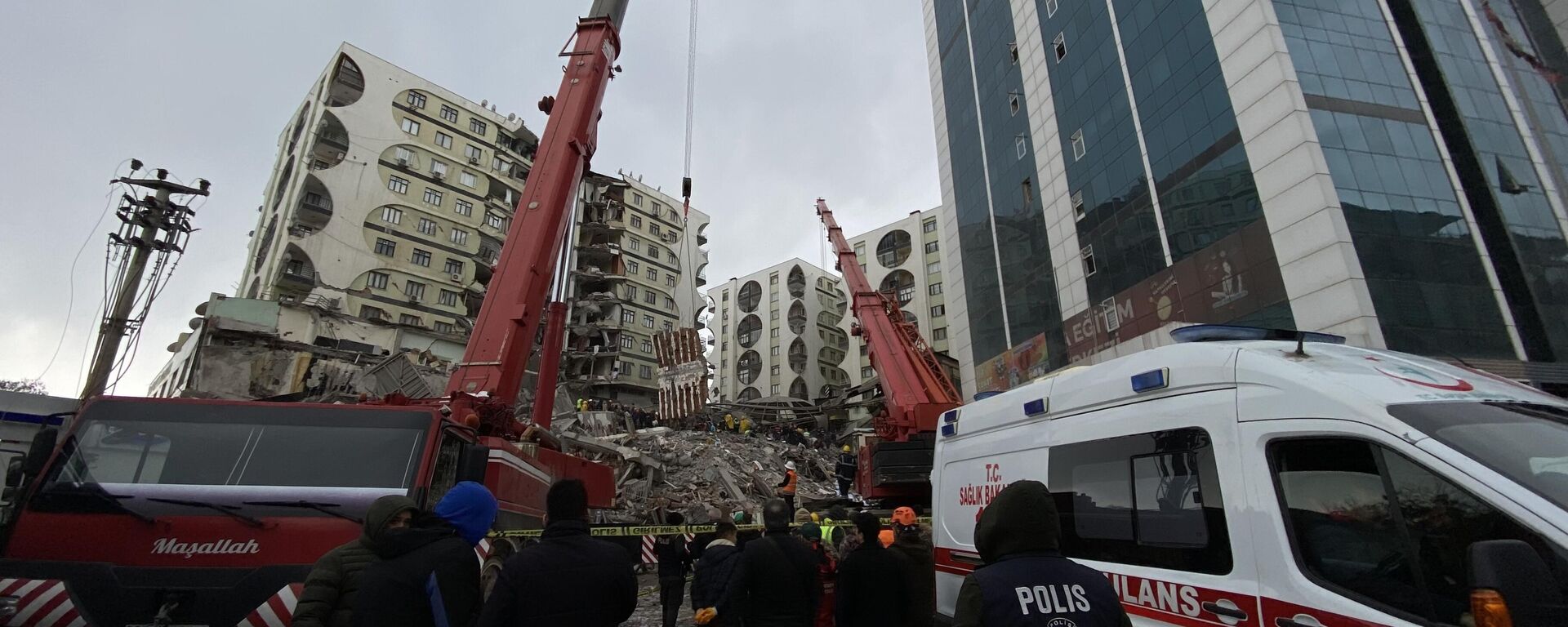 Diyarbakır'da hasarlı binaların yıkım işlemi, Diyarbakır Barosu'nun ileride hukuki ve cezai sorumluluk açısından hak kayıplarına sebebiyet vermemesi için 1. Sulh Hukuk Mahkemesine yaptığı başvuru ile durduruldu. - Sputnik Türkiye, 1920, 24.02.2023