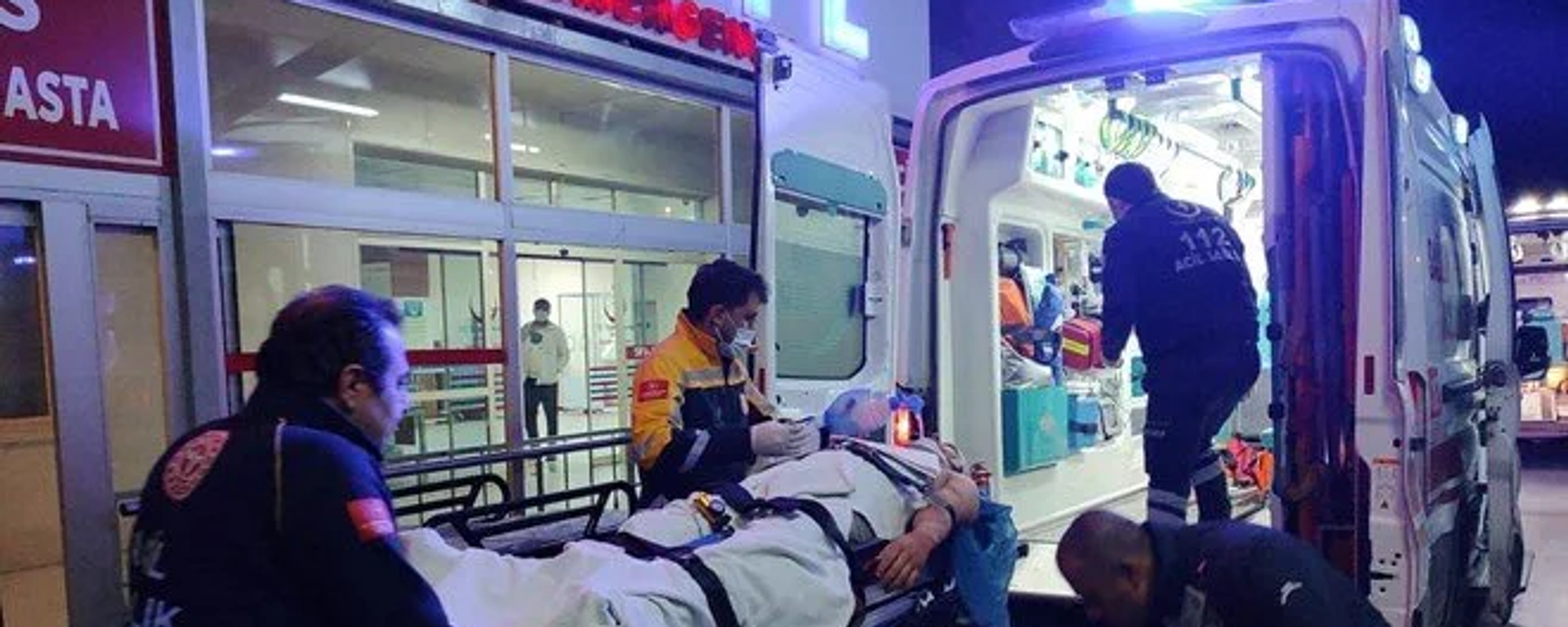 Adana'nın Feke ilçesinde, 3.7'lik depremin ardından madende oluşan göçüğün altında kalan bir kişi yaralandı. - Sputnik Türkiye, 1920, 24.02.2023