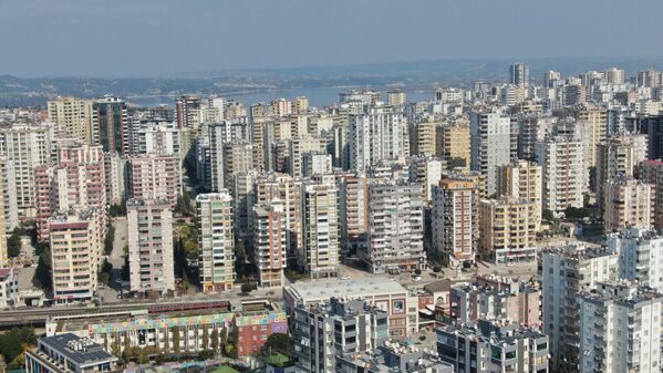 Binanın başka hangi alanlarında yalıtım var?Özellikle bodrum ve ortak alanlarda ısıtma için kullanılan kazan ve boruların dış çeperlerine yapılan tesisat yalıtımı, ısı kaybının önüne geçmede en etkin yöntemlerin başında geliyor. Yine pencerelerde ısı kontrollü kaplama olup olmadığı ve çift cam uygulaması da yalıtımın kalitesini artırıyor. - Sputnik Türkiye