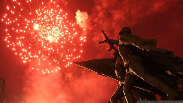 Moskova’da Vatan Savunucuları Günü vesilesiyle havai fişek gösterisi - Sputnik Türkiye