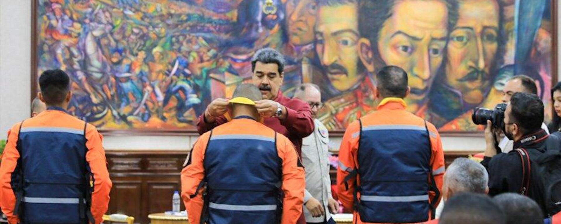 Venezüella Devlet Başkanı Nicolas Maduro, Kahramanmaraş merkezli depremlerin ardından Türkiye'de arama kurtarma çalışmalarına katılan Venezüellalı ekip üyelerine Francisco de Miranda nişanı takdim etti. - Sputnik Türkiye, 1920, 25.02.2023