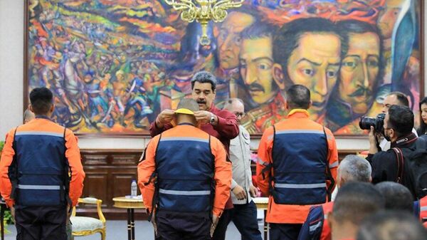 Venezüella Devlet Başkanı Nicolas Maduro, Kahramanmaraş merkezli depremlerin ardından Türkiye'de arama kurtarma çalışmalarına katılan Venezüellalı ekip üyelerine Francisco de Miranda nişanı takdim etti. - Sputnik Türkiye