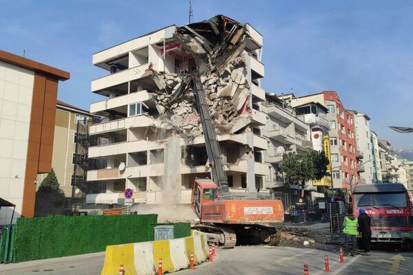 1999 Marmara Depreminde ağır ve orta hasarlı olarak tespit edilen binalar ile metruk durumda olup tehlike arz eden binaların yıkımlarına devam ediyor. - Sputnik Türkiye