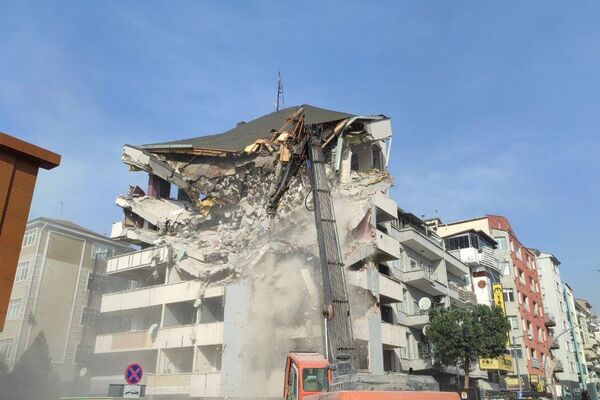 1999 Marmara Depreminde ağır ve orta hasarlı olarak tespit edilen binalar ile metruk durumda olup tehlike arz eden binaların yıkımlarına devam ediyor. - Sputnik Türkiye