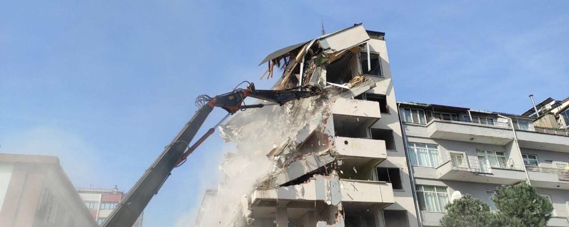 1999 Marmara Depreminde ağır ve orta hasarlı olarak tespit edilen binalar ile metruk durumda olup tehlike arz eden binaların yıkımlarına devam ediyor. - Sputnik Türkiye, 1920, 25.02.2023