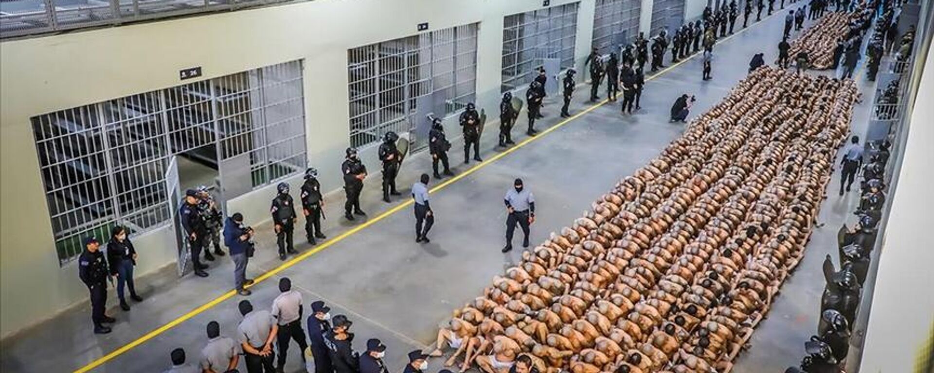 El Salvador'da Amerika kıtasının en büyük hapishanesine 2 bin çete üyesi nakledildi
 - Sputnik Türkiye, 1920, 26.02.2023