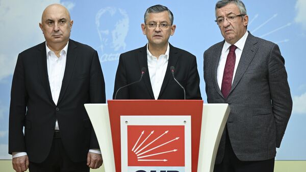 CHP Grup Başkanvekilleri Özgür Özel (ortada), Engin Altay (sağda) ve Engin Özkoç (solda) parti genel merkezinde açıklamalarda bulundu. - Sputnik Türkiye