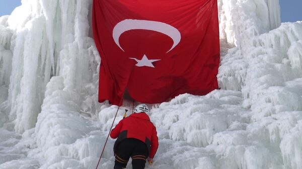 Erzurum'da, Kahramanmaraş merkezli 6 Şubat'ta meydana gelen  depremlerde hayatını kaybedenleri anmak için düzenlenen buz tırmanışı  etkinliği tamamlandı. - Sputnik Türkiye