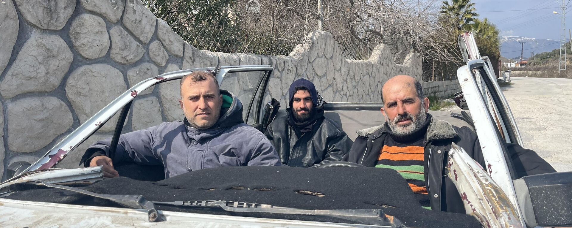 Hatay'da evleri yıkılan Ahmet Oğural, günler sonra enkaz altından çıkardığı yarım otomobili ile trafiğe çıktı. Otomobiliyle erzak almaya giden Oğural, Tehlikeli ama yapacak bir şey yok, imkanlar böyle dedi. - Sputnik Türkiye, 1920, 26.02.2023