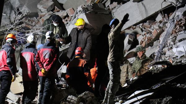 Malatya'da 5,6 büyüklüğündeki depremde yıkılan binanın enkazındaki arama kurtarma çalışmalarına çökme riskine karşı ara verildi. - Sputnik Türkiye