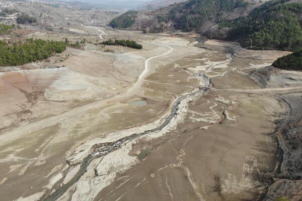Bursa'nın 20 günlük suyu kaldı: Nilüfer Barajı kurudu - Sputnik Türkiye