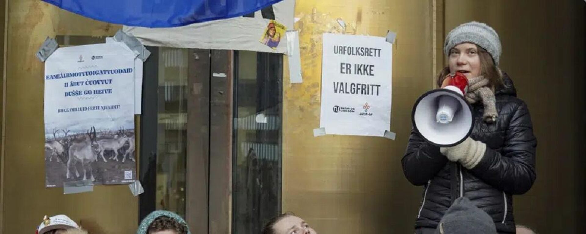 İklim aktivisti Greta Thunberg ve yerli aktivistler, Norveç'te tartışmalı olan rüzgâr türbinlerine karşı düzenledikleri protestoyu genişleterek çeşitli kamu binalarının girişlerini kapattı. - Sputnik Türkiye, 1920, 28.02.2023