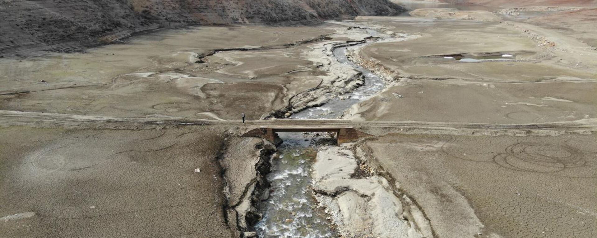 Bursa'nın 20 günlük suyu kaldı: Nilüfer Barajı kurudu - Sputnik Türkiye, 1920, 28.02.2023