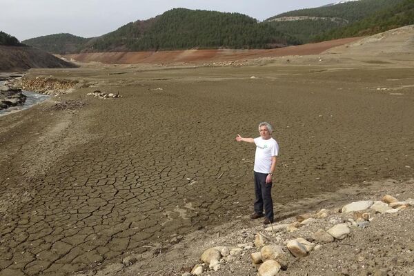 Bursa'nın 20 günlük suyu kaldı: Nilüfer Barajı kurudu - Sputnik Türkiye