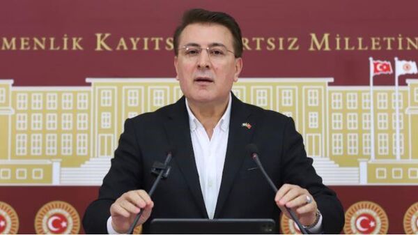 AK Parti Erzurum Milletvekili İbrahim Aydemir, TBMM'de düzenlediği basın toplantısında, 6 Şubat'ta meydana gelen Kahramanmaraş merkezli depremlerin ardından muhalefetin, bu süreci istismar ettiğini söyledi. - Sputnik Türkiye