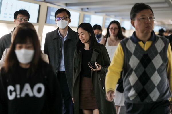 Hong Kong Baş Yöneticisi John Lee, düzenlediği basın toplantısında 959 gün sonra maske zorunluluğunun çarşamba günü itibariyle kaldırılacağını duyurdu. - Sputnik Türkiye