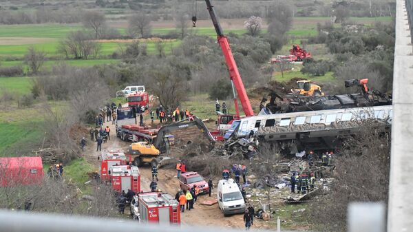 Yunanistan'da meydana gelen tren kazasında 32 kişinin yaşamını yitirdiği, 85 kişinin yaralandığı bildirildi. Yunan Devlet Televizyonu ERT’in haberine göre, Larisa kentinin kuzeyindeki Tempi bölgesinde yolcu treni ile yük treni çarpıştı. Kaza alanında arama kurtarma çalışmaları devam ediyor. - Sputnik Türkiye