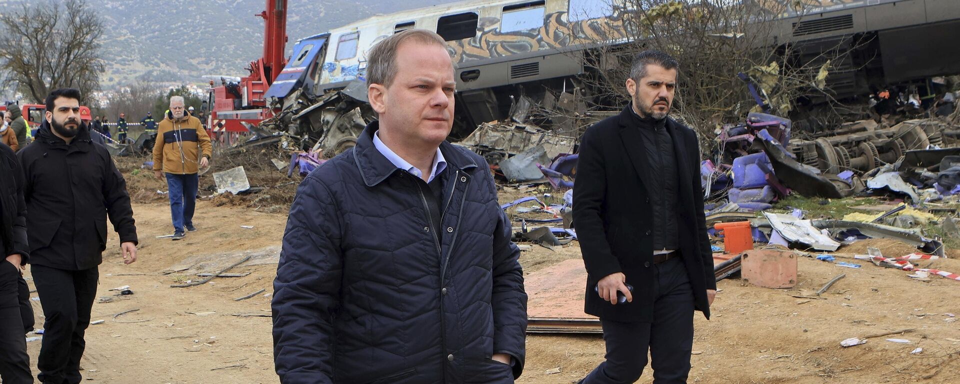 Yunanistan'ın Larissa bölgesinde iki trenin çarpıştığı kaza bölgesini ziyaret eden Kostas Karamanlis Ulaştırma Bakanlığından istifasını açıkladı. - Sputnik Türkiye, 1920, 01.03.2023