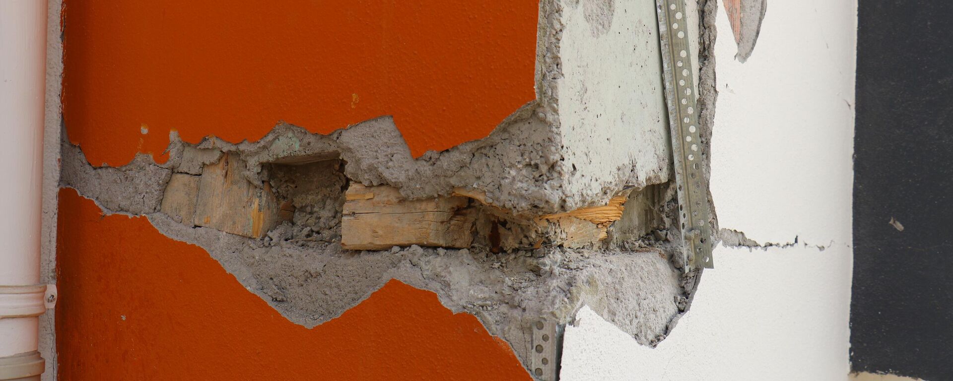 Kahramanmaraş merkezli depremde Malatya’da çoğu bina hasar görürken, ağır hasarlı bir binanın kolon ve kiriş arasında bulunan kısımda beton içerisinde tahtaların olduğu görüldü. Bina sakini, ilgili ve sorumlular hakkında yasal işlem başlatılmasını istedi. - Sputnik Türkiye, 1920, 01.03.2023