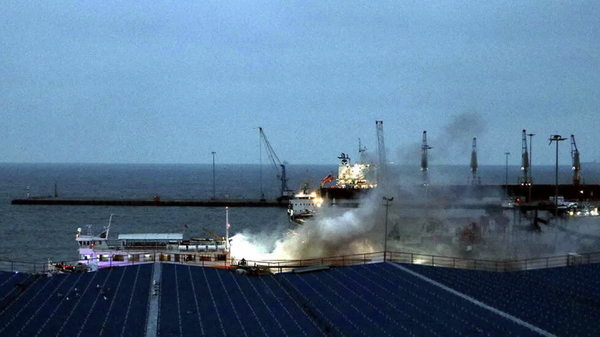 Marmara Denizi açıklarında bulunan bir feribot içerisindeki araçlarla yandı. Yangında çok sayıda araç yanarken feribottaki 30 kişi dumandan etkilendi. - Sputnik Türkiye
