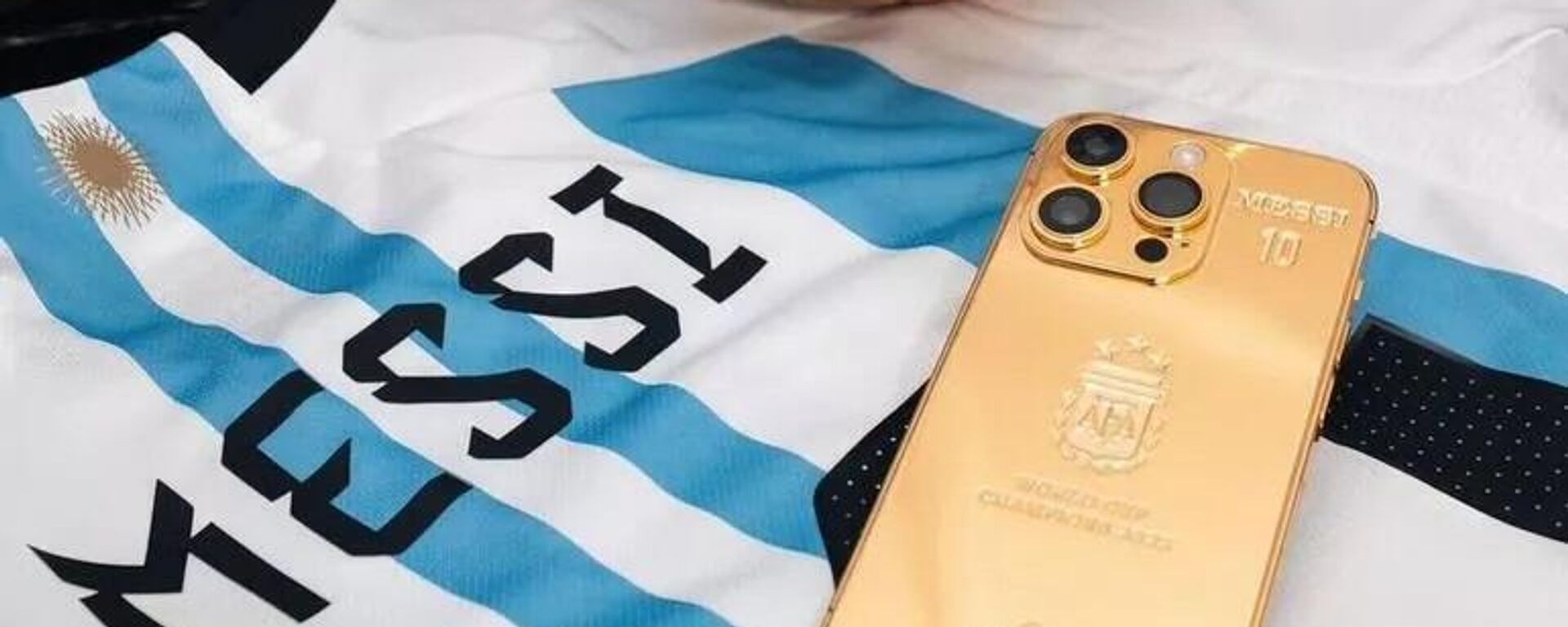 Messi'den takım arkadaşlarına 24 karatlık altın iPhone - Sputnik Türkiye, 1920, 02.03.2023