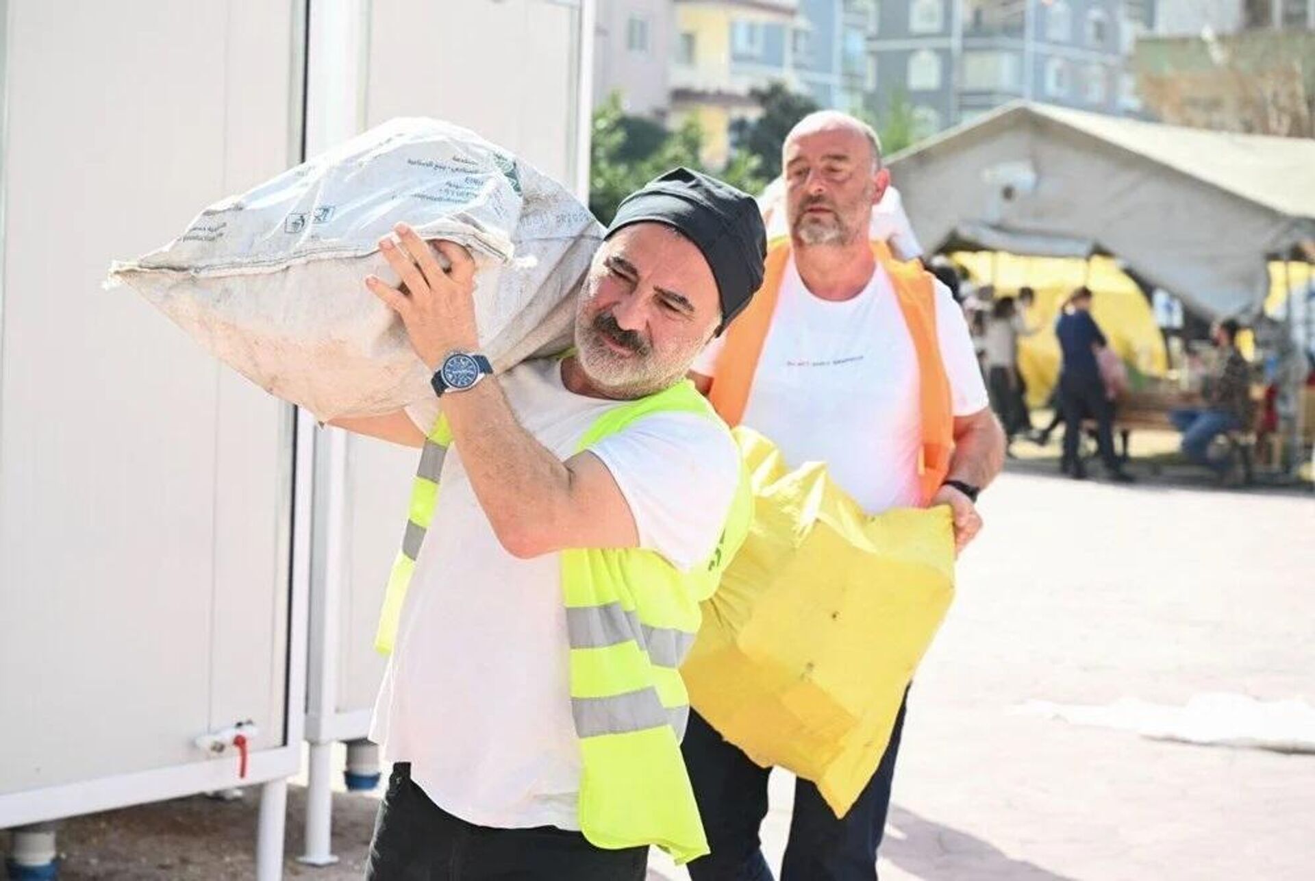 Leyla ile Mecnun isimli TV dizisinde canlandırdığı 'Erdal Bakkal' rolüyle hafızalara kazınan oyuncu Cengiz Bozkurt da eşinin memleketi Kahramanmaraş ile başladığı yardım faaliyetlerini İskenderun'da sürdürüyor. - Sputnik Türkiye, 1920, 02.03.2023