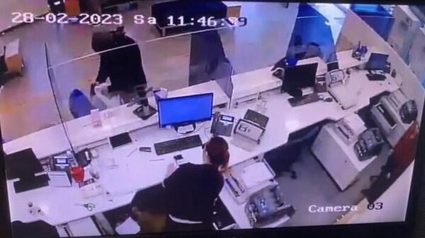 Oyuncak tabanca ile banka soygununun kamera kayıtları ortaya çıktı - Sputnik Türkiye