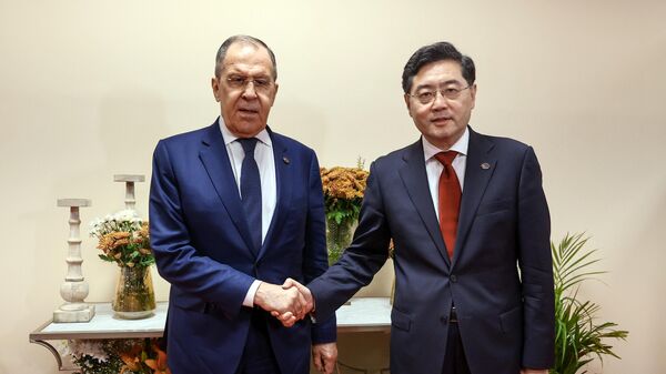 Hindistan'ın başkenti Yeni Delhi'de düzenlenen G20 Dışişleri Bakanlar Toplantısı'nda Lavrov ve Qin, ilk yüz yüze görüşmelerini gerçekleştirdi. - Sputnik Türkiye