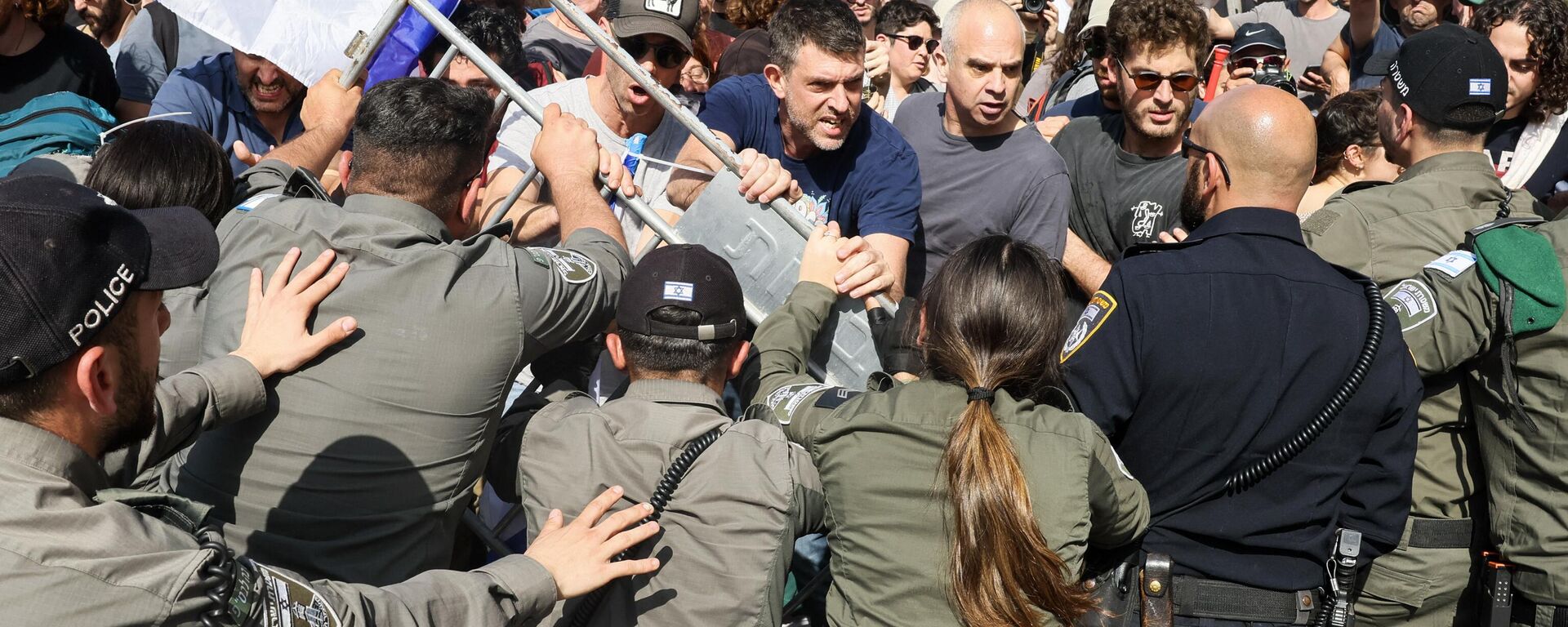 Protesters scuffle with members of Israeli security forces during a demonstration against the government's controversial justice reform bill in Tel Aviv on March 1, 2023. (Photo by JACK GUEZ / AFP) - Sputnik Türkiye, 1920, 02.03.2023