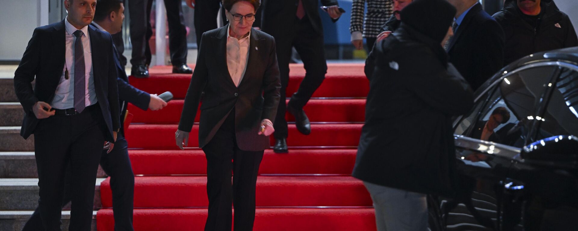 CHP, İYİ Parti, Demokrat Parti, Saadet Partisi, DEVA Partisi ve Gelecek Partisinin yer aldığı altılı masanın 12'nci toplantısı sona erdi. Saadet Partisi Genel Başkanı Temel Karamollaoğlu'nun ev sahipliğindeki toplantıya, İYİ Parti Genel Başkanı Meral Akşener de katıldı.
 - Sputnik Türkiye, 1920, 03.03.2023