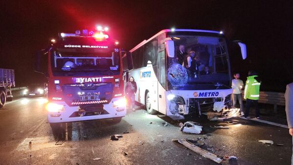 Anadolu Otoyolu'nun Düzce kesiminde 4 aracın karıştığı zincirleme trafik kazasında 2 kişi hayatını kaybetti, 7 kişi yaralandı. - Sputnik Türkiye