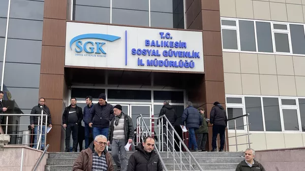 EYT düzenlemesinin Resmi Gazete’de yayınlanmasının ardından binlerce EYT’li sabahın ilk ışıkları ile SGK önünde kuyruk oluşturdu. - Sputnik Türkiye