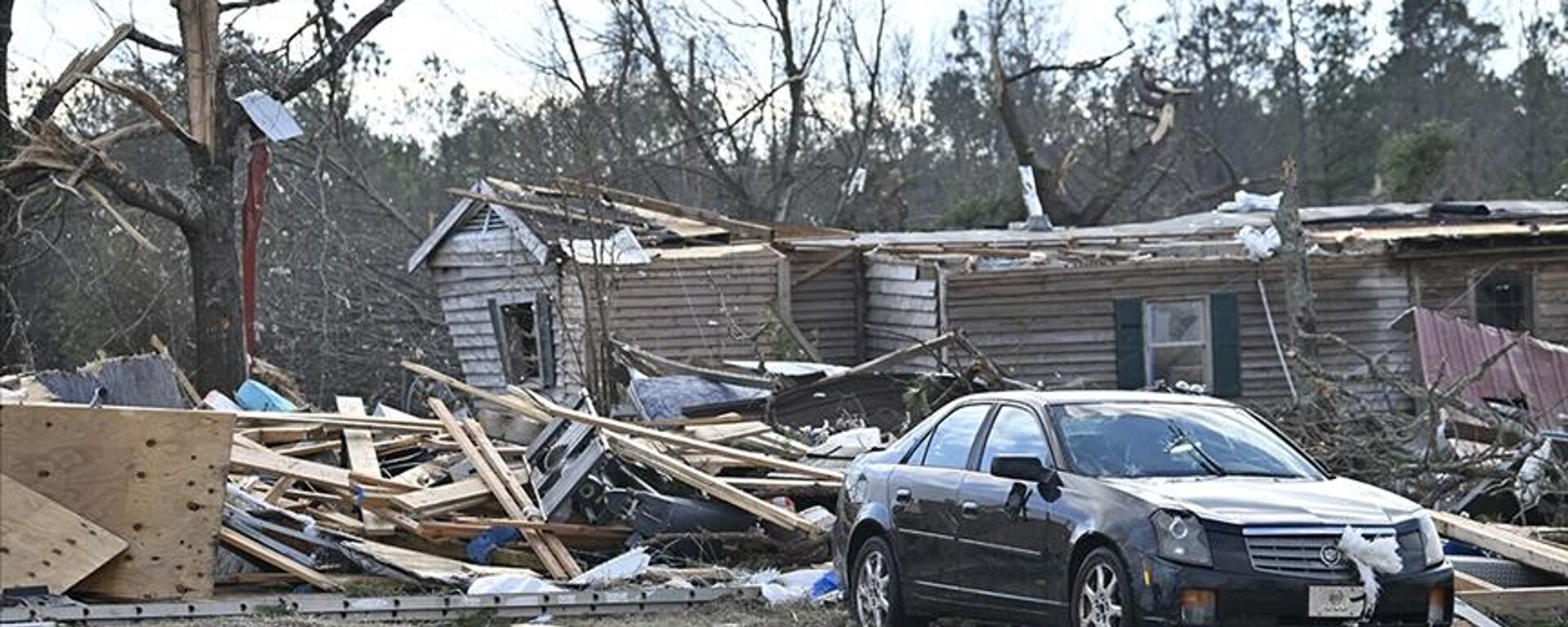 Arkansas'ta yoğun yağışın ardından oluşan sele kapılan bir kişi, Tennessee'de de yine ağaçların şiddetli rüzgarla devrilmesi sonucu 2 kişi öldü. Fırtınanın yoğun şekilde etkili olduğu Kentucky'nin üç ilçesinde 3 kişi yaşamını yitirdi. - Sputnik Türkiye, 1920, 05.03.2023