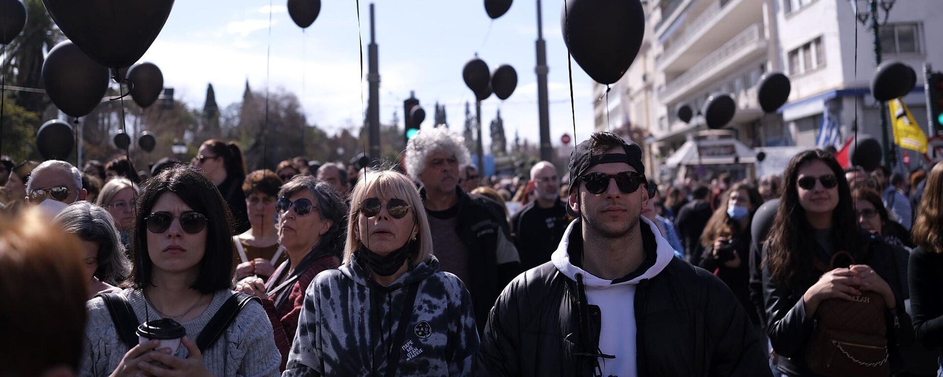 Yunanistan'da tren kazası: 5 Mart'ta Atina'da parlamento önünde toplanan binlerce kişi kurbanlar için saygı duruşunda bulunup siyah balonları havaya bırakırken - Sputnik Türkiye, 1920, 05.03.2023