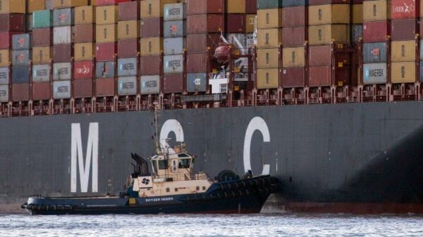 Süveyş Kanalı Otoritesi tarafından yapılan açıklamada, MSC İstanbul adlı yük gemisinin karaya oturduğu belirtilerek, kanaldaki gemi trafiğinin engellenmediği ifade edildi. - Sputnik Türkiye
