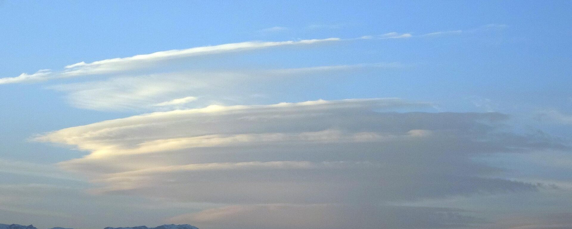 Hakkari'nin Yüksekova ilçesi semalarında oluşan mercek bulutu görenleri şaşırttı.
 - Sputnik Türkiye, 1920, 06.03.2023