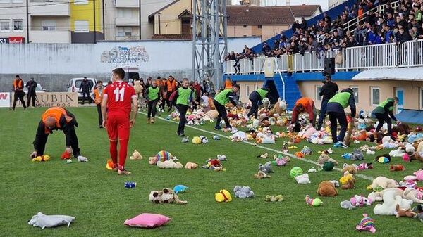 Sırbistan Süper Ligi'nde Novi Pazar ile Radnicki futbol takımları arasında oynanan maçta sahaya atılan oyuncaklar, Kahramanmaraş merkezli depremlerden etkilenen çocuklara gönderilecek. - Sputnik Türkiye
