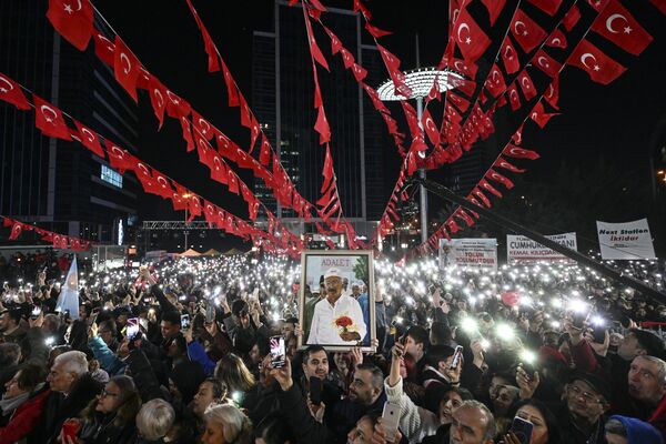 Cumhuriyet Halk Partisi (CHP) Genel Başkanı ve Millet İttifakı Cumhurbaşkanı Adayı Kemal Kılıçdaroğlu, Millet İttifakı Liderler Buluşmasının ardından, Millet İttifakı Cumhurbaşkanı Adayı olarak CHP Genel Merkezi önünde toplanan vatandaşlara hitap etti. - Sputnik Türkiye