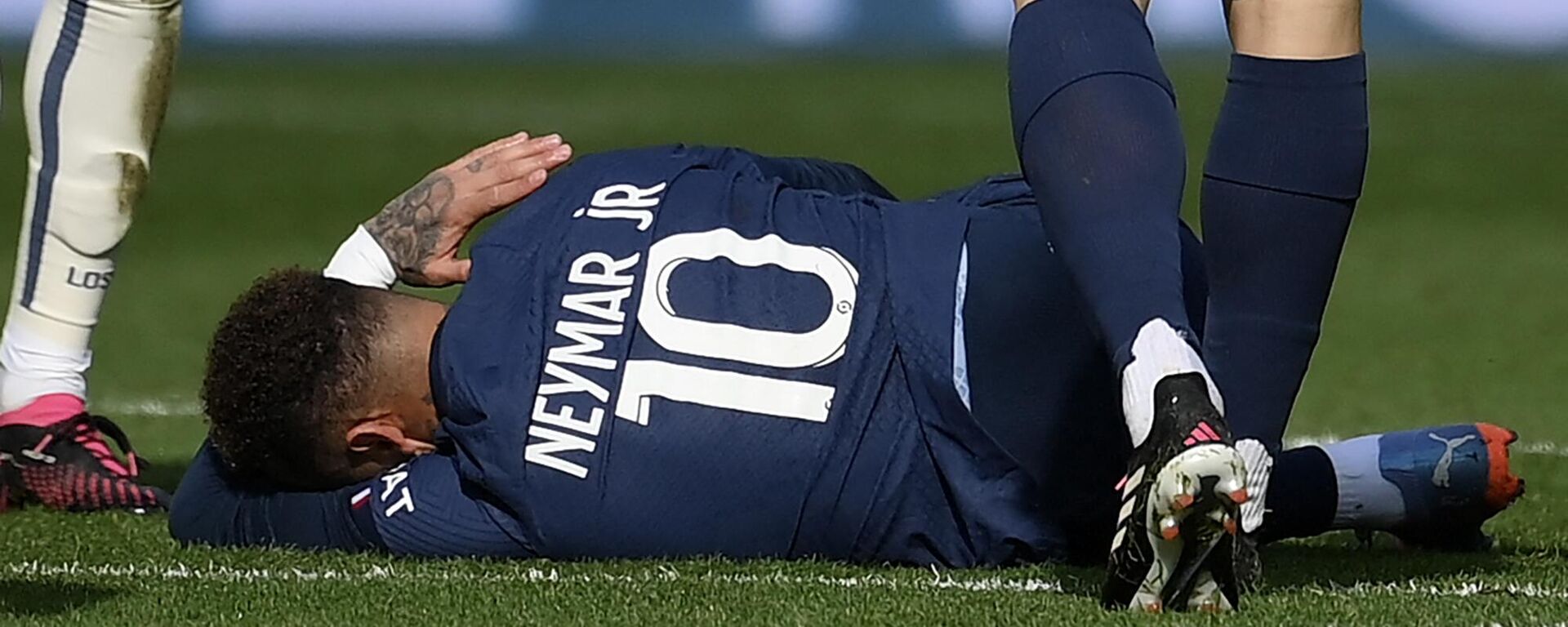 Fransa 1. Futbol Ligi (Ligue 1) ekiplerinden Paris Saint-Germain'in (PSG) Brezilyalı yıldızı Neymar, sakatlığı nedeniyle uzun süre forma giyemeyecek. - Sputnik Türkiye, 1920, 07.03.2023