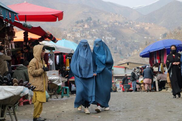 Açıklamaya göre ülkede 11.6 milyon kadın ve kız çocuğu insani yardıma muhtaç durumda. Ancak Taliban kadınların sivil toplum kuruluşlarında görev almasını engellediği için uluslararası yardımın ulaştırılmasının önünde de engel oluşturuyor. - Sputnik Türkiye