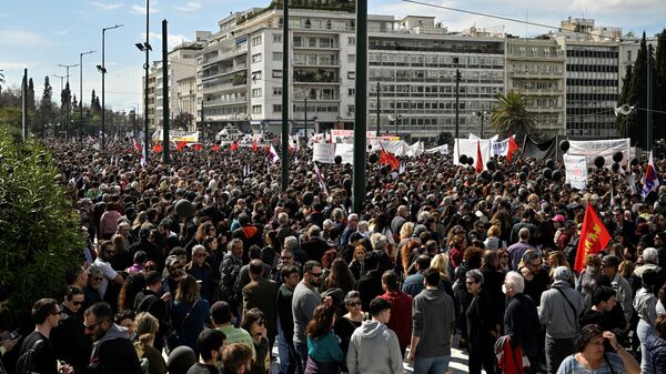 Yunan polisi: Protestolara 50 binden fazla kişi katıldı - Sputnik Türkiye